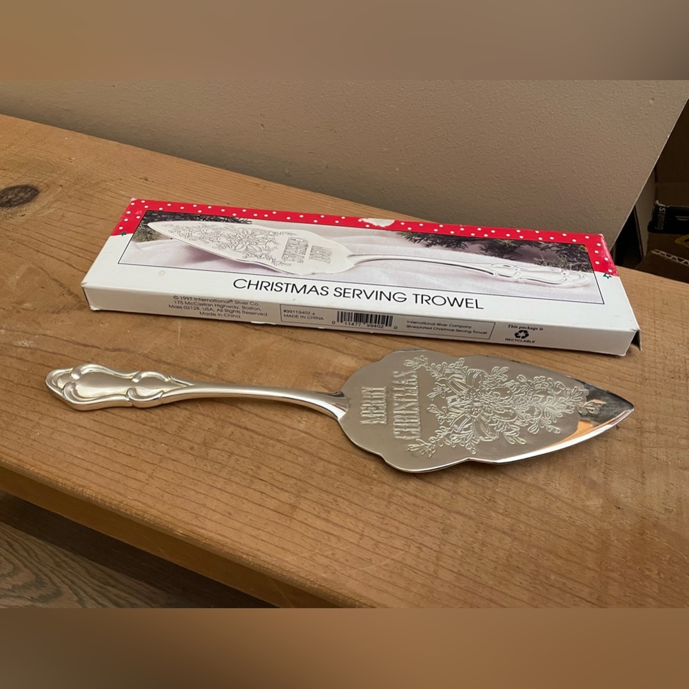 Vintage 1977 International Christmas Silverplated Server